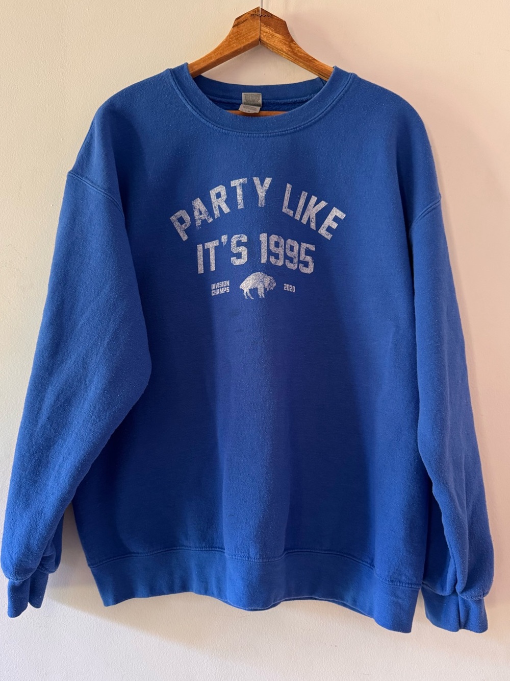 Buffalo Bills Crewneck Sweatshirt, size Large, Gildan, retro NFL‎ Bills Mafia